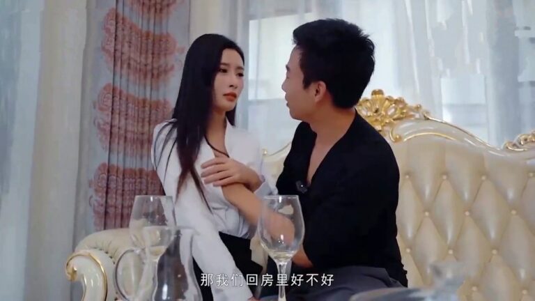 du-nu-nhan-vien-ban-bao-hiem-dam-dang-cuc-dam
