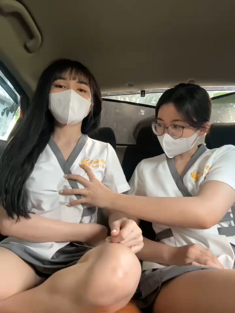 hai-em-beautyspa-eira-show-tren-o-to
