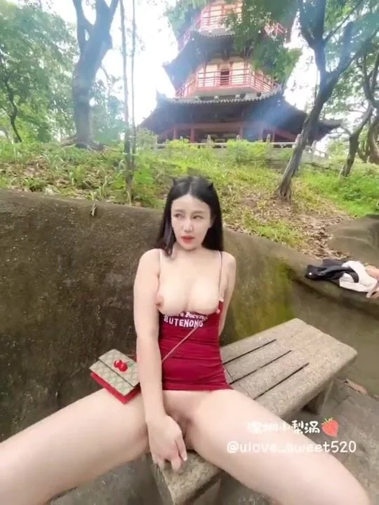 dam-nu-tq-vu-bu-nung-lon-ra-cong-vien-ngoi-moc-lon-public-bat-b-trai-quay-video