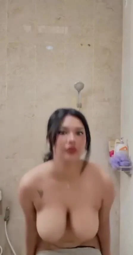 gai-xinh-chubby-vu-to-lon-mup-vua-tam-vua-quay-video-cho-trai-xem