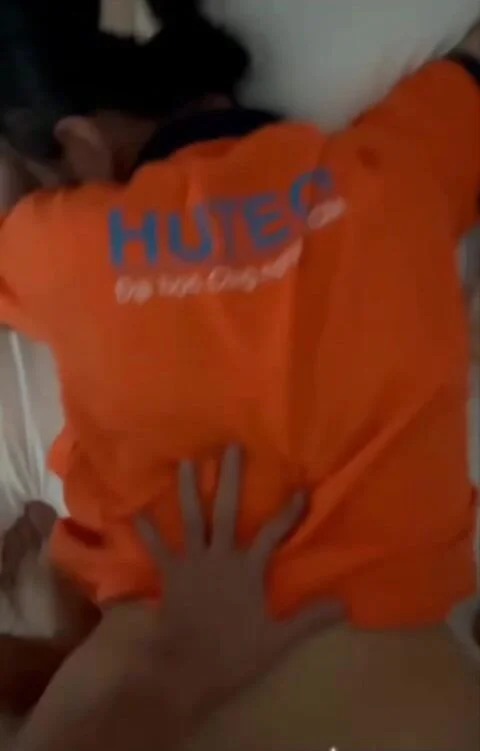 sinh-vien-2k5-hutech-lo-clip