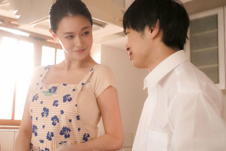 o-tuoi-day-thi-cau-con-trai-be-bong-nhin-nguoi-me-tre-bang-anh-mat-khac-va