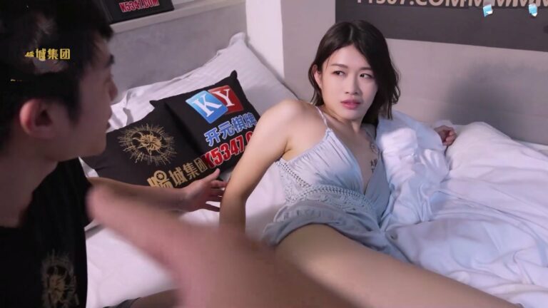 thay-chi-gai-ngu-say-cau-em-trai-ru-ban-than-vao-phong-gio-tro-doi-bai