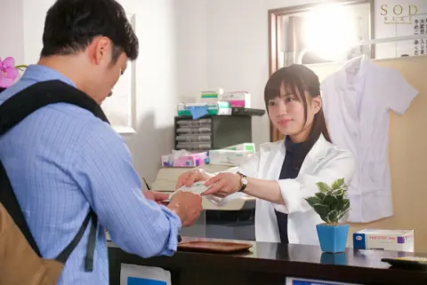 Nàng dược sĩ xinh đẹp say tình cậu sinh viên điển trai may mắn