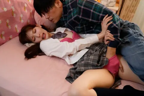 Em gái ngậm ngùi loạn luân giúp anh trai thỏa mãn