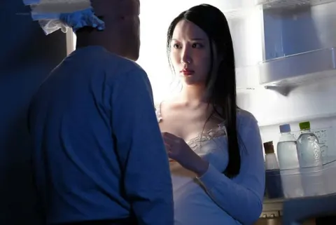 Lời đề nghị lúc nữa đêm của bố chồng hồi xuân