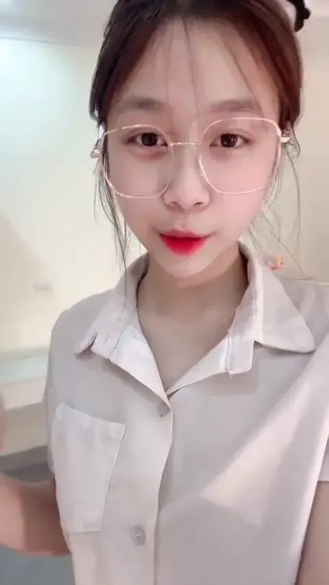 Em gái đeo kính mời lớn ở nhà nứng lồn thủ dâm cho sướng lồn